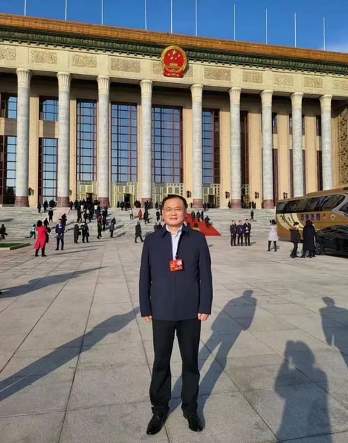 全國政協委員,山東華信工貿集團 山東外國語職業技術大學董事長拜文匯啟程赴京