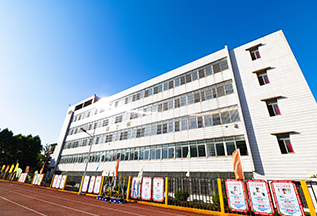 工貿(mào)職校校長 彭欣